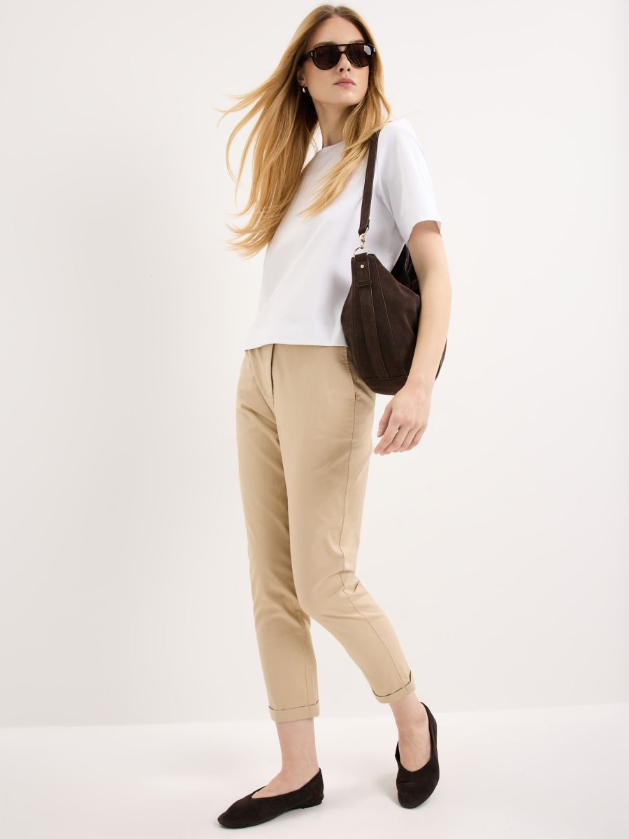 Beżowe spodnie chino slim z paskiem