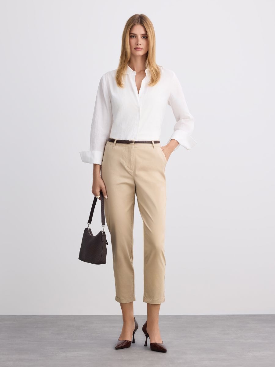Spodnie chino slim z paskiem Spodnie chino slim z paskiem - beżowy - MOHITO