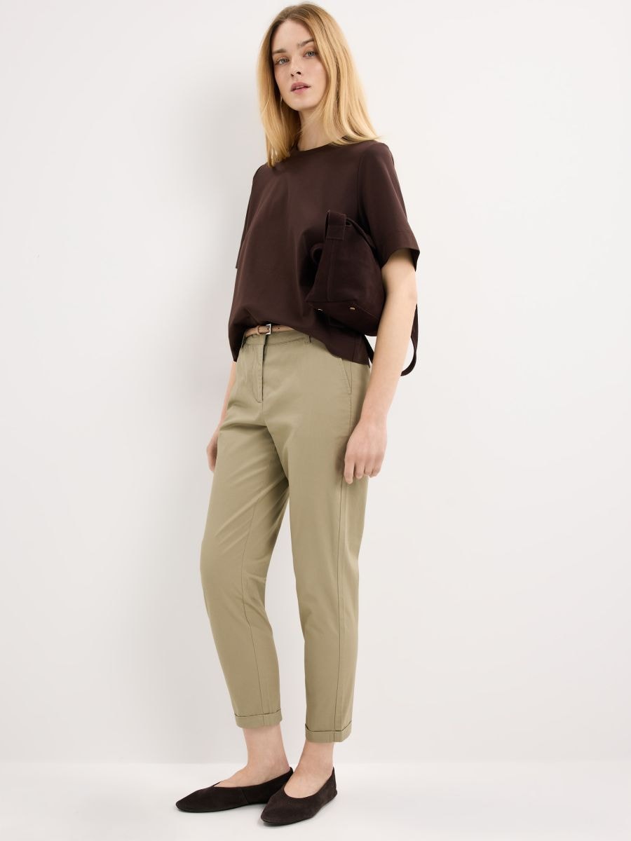 Spodnie chino slim z paskiem - zielony - MOHITO