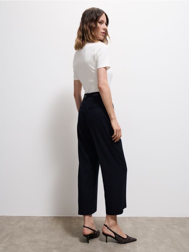 Pantaloni cu curea
