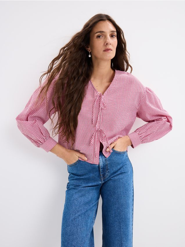 Bluză cu fundiță la gât