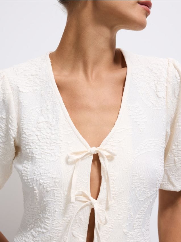 Bluză cu fundiță la gât