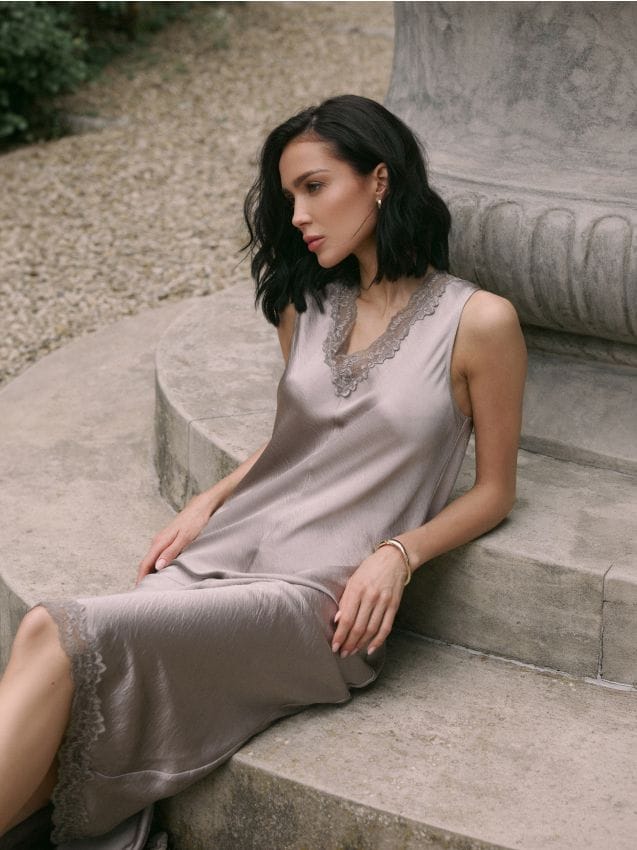 Rochie midi din dantelă