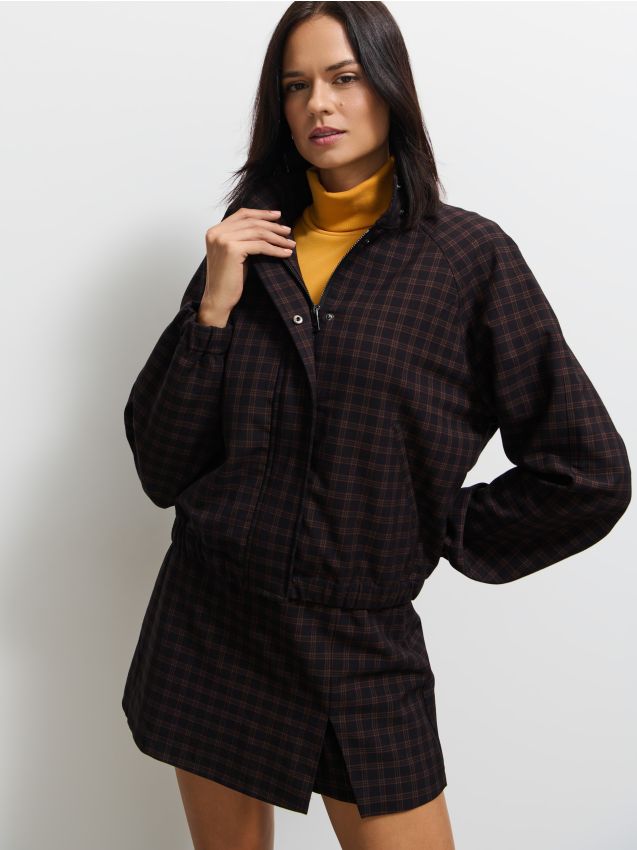 Jachetă intermediară