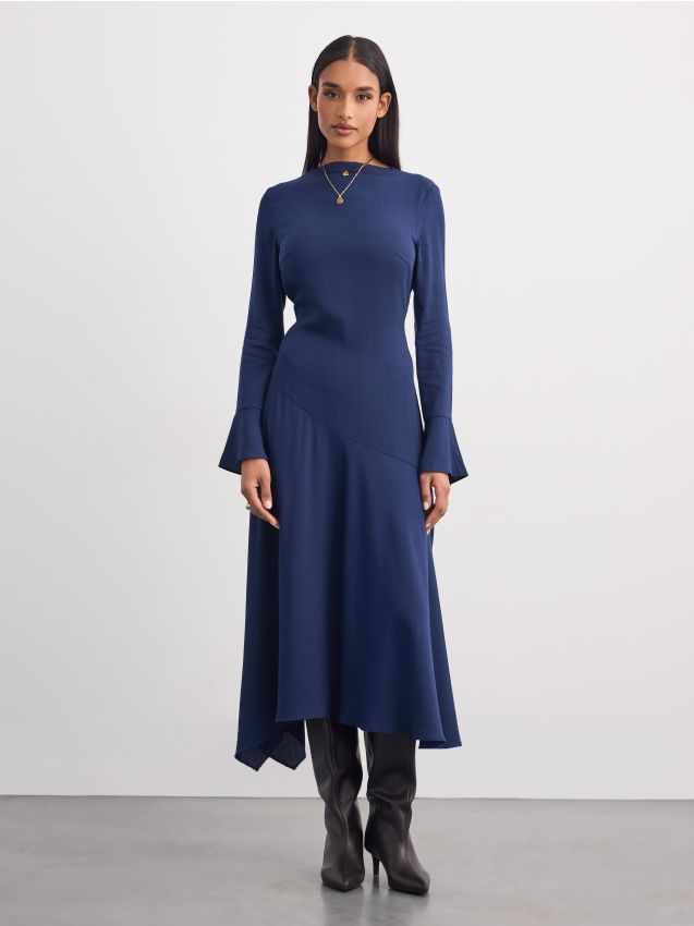 Rochie midi cu bază asimetrică