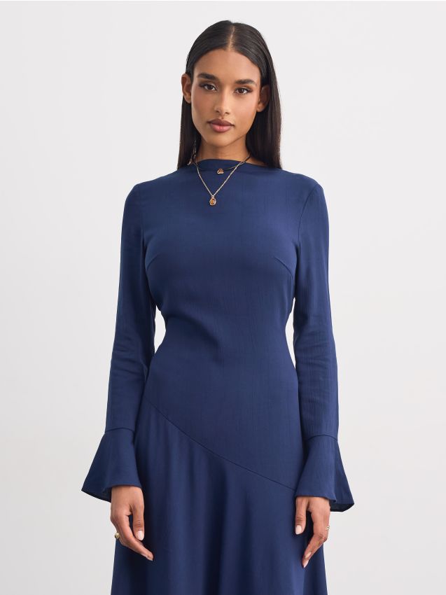 Rochie midi cu bază asimetrică