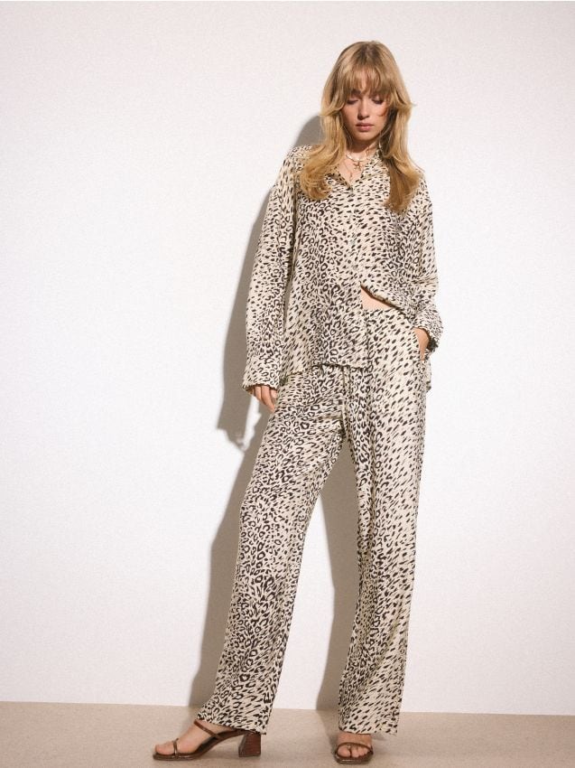 Pantaloni cu model