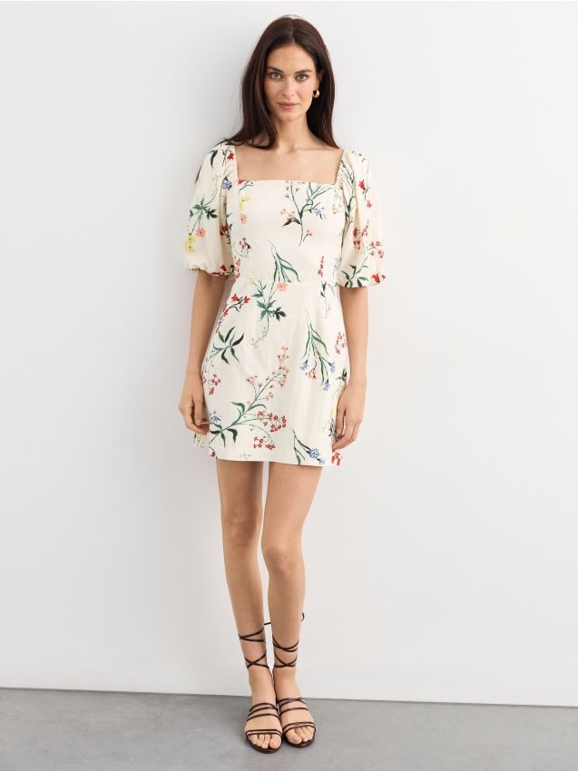 Rochie mini cu decolteu caro