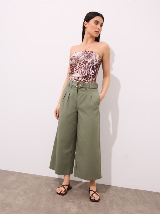 Pantaloni cu curea