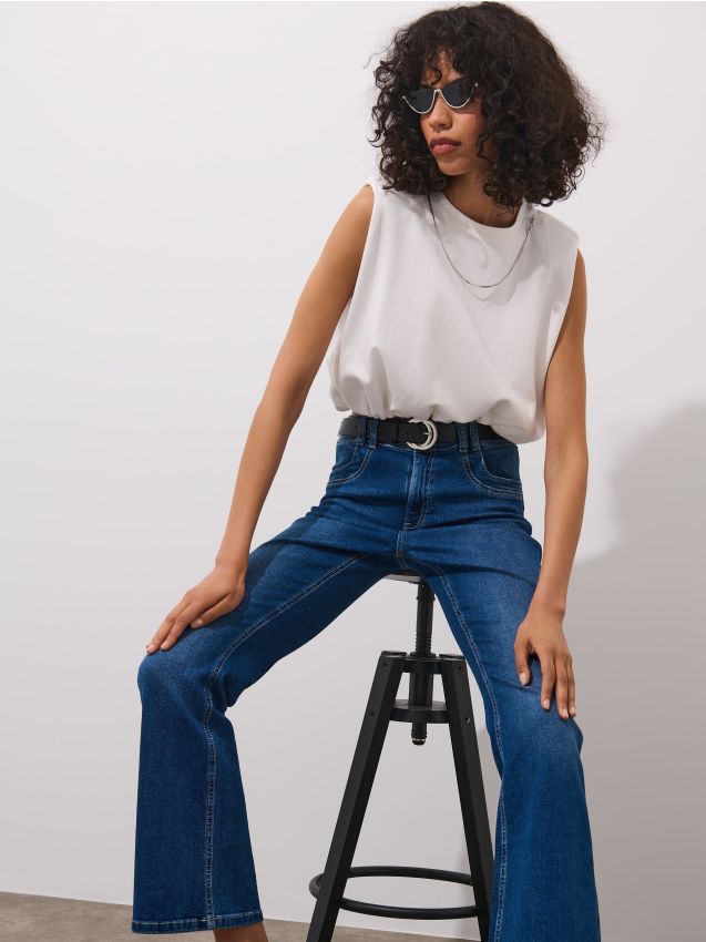 Bluză unicolor fără mâneci.