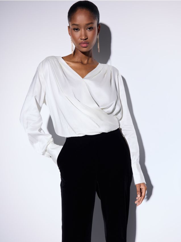 Bluză cu partea din faţă petrecută