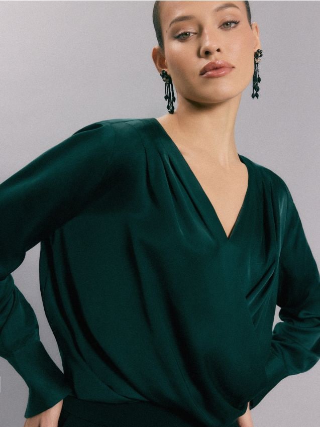 Bluză cu partea din faţă petrecută