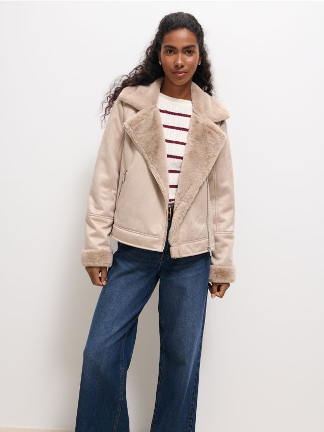 Geacă cu guler de blană