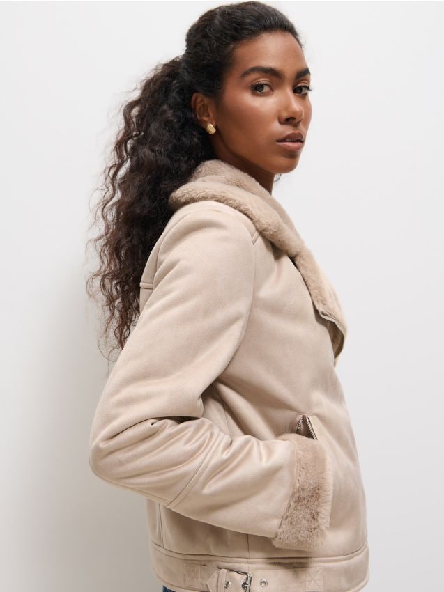 Geacă cu guler de blană