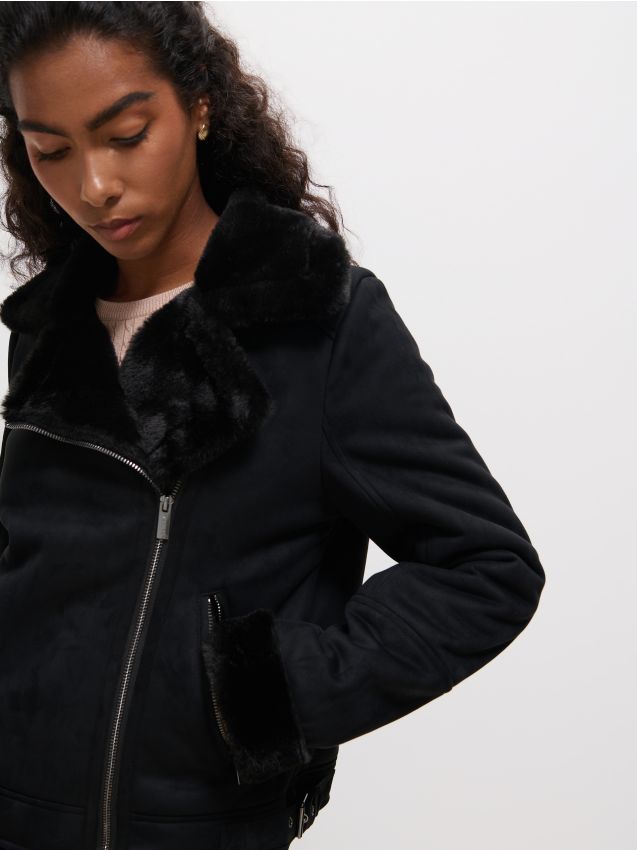 Geacă cu guler de blană