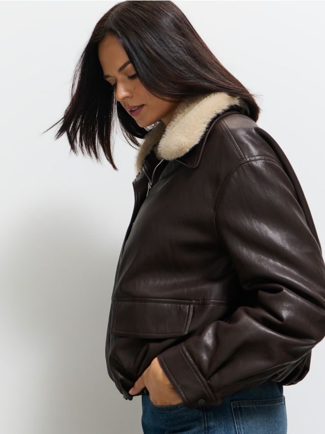 Geacă cu guler de blană