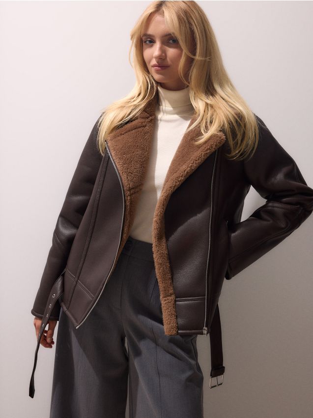 Geacă cu guler de blană