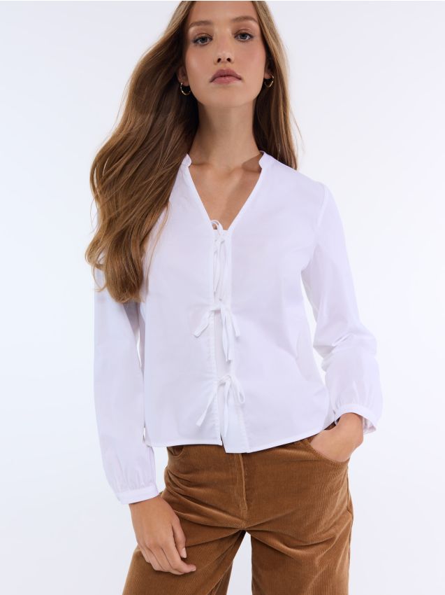 Bluză cu fundiță la gât