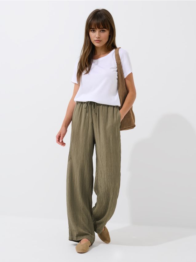 Pantaloni cu croială lejeră