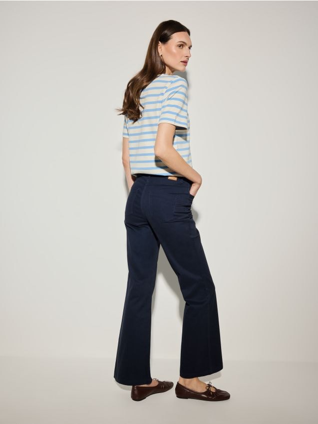 Pantaloni flare