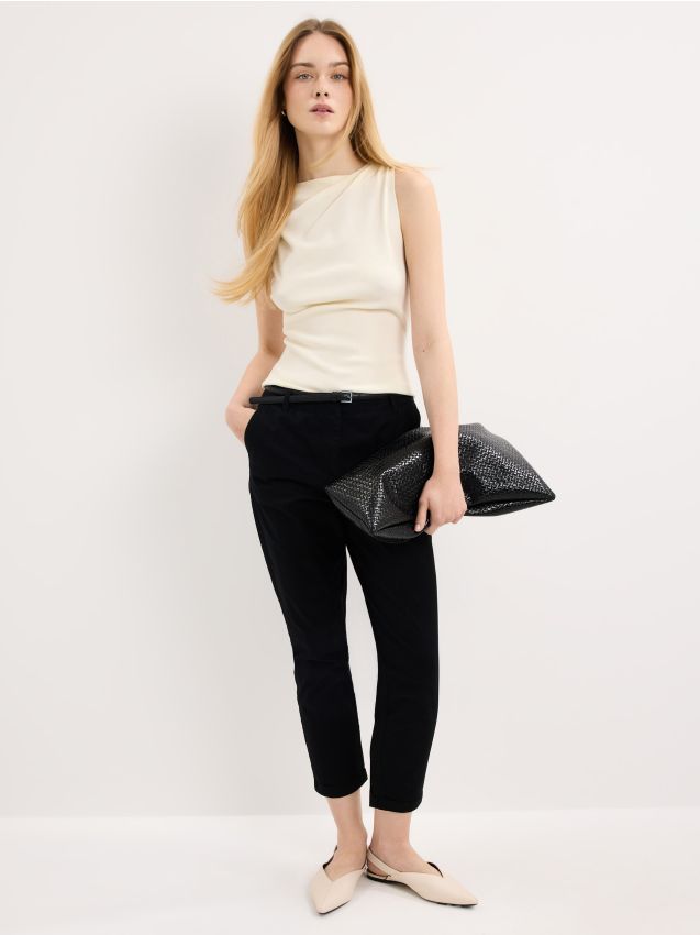 Mohito - Панталон chino slim с колан - черен